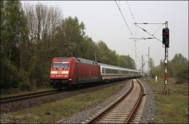 Schiebelok des IC 2116 ist am 14.04.2009 die 101 087 (9180 6101 087-5 D-DB) die hier in Ascheberg(Westf) abgelichtet werden konnte. 

