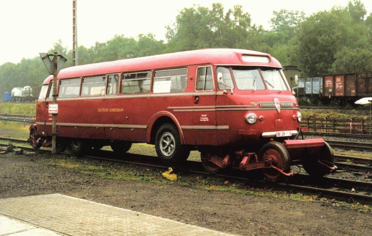 Schienen-Straenbus aus dem Bestand des Eisenbahnmuseums Bochum-Dahlhausen (Aufnahme 1999). Update (4.8.2002): Das Fahrzeug ist zwischenzeitlich renoviert worden und kann nach Zulassung durch TV und EBA sowohl auf Schienen und Strassse eigesetzt werden.  