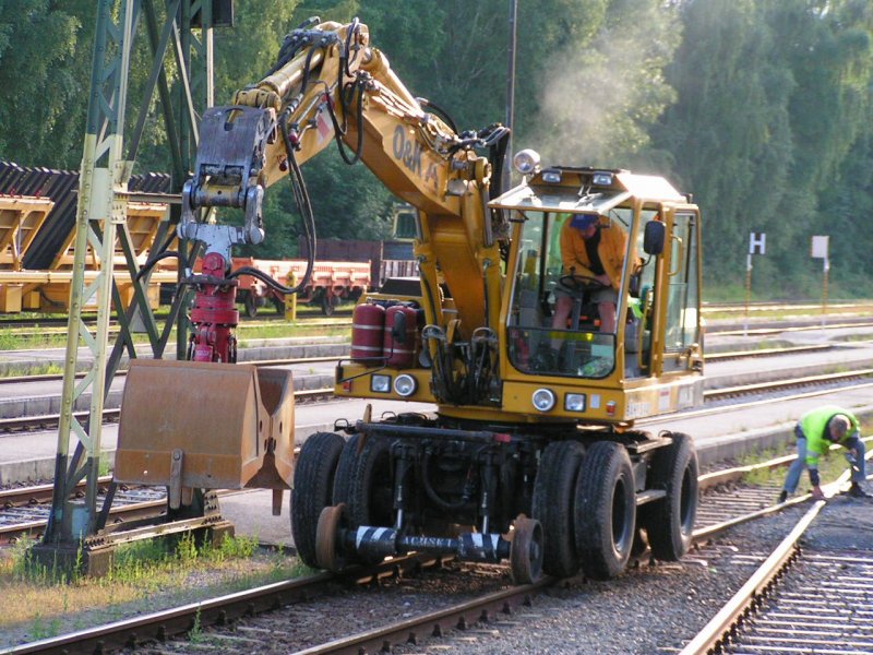  Schienenbagger  in voller Fahrt; Bhf. RIED i.I. 20086-08-11