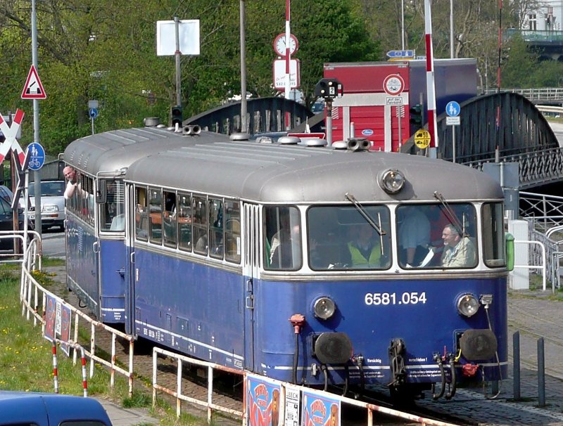 Schienenbus 6581.054 und 5081.561 auf dem Gleis der L�becker Hafenbahn, 30.04.2008