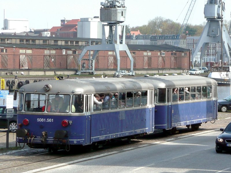 Schienenbus 6581.054 und 5081.561 auf dem Gleis der L�becker Hafenbahn, 30.04.2008