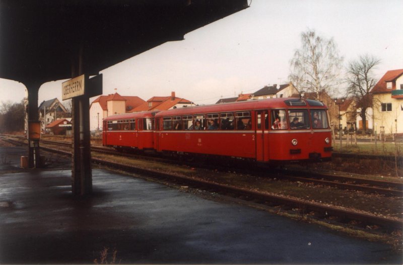 Schienenbus 795 240-1 mit Anhnger 995 019-7 auf einer Sonderfahrt nach berherrn (Saar) im Frhjahr 1996.