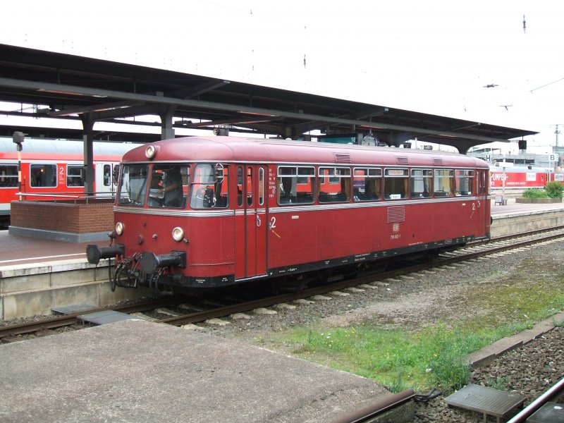 Schienenbus 796 802-7 , von Binolen - Dortmund Hbf., in DO Hbf.,Gleis 18,als Sonderzug der Eifel-Bahn-Verkehrsgesellschaft,
kurz vor der Rckfahrt (leer) zurck nach Binolen (Sauerland)
20.09.2007 