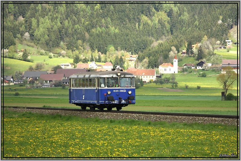 Schienenbus 8081 055 bei einer seiner Pendelfahrten zwischen Knittelfeld und Pöls. 
Fohnsdorf 3.5.2008
