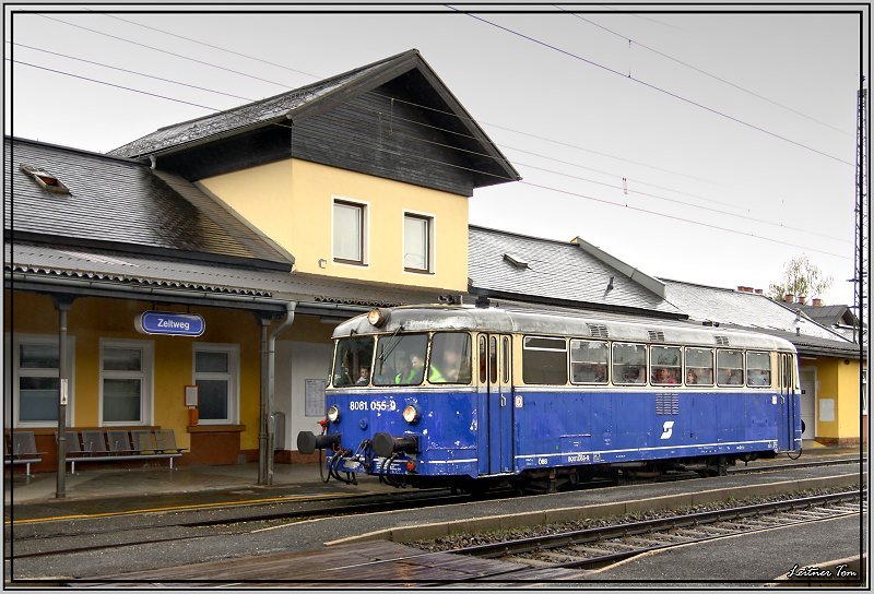 Schienenbus 8081 055 fhrt als Sonderzug R 16286 von Pls nach Knittelfeld.Hier zu sehen beim Halt im Bahnhof Zeltweg.
1.5.2008