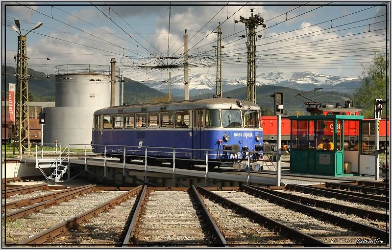 Schienenbus 8081 055 steht auf der Drehscheibe in Knittelfeld.. 4.5.2008
