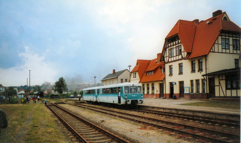 Schienenbus am  2. 7. 2000 in Vacha, ganz hinten die Dampflok der BR 52 vom Sonderzug