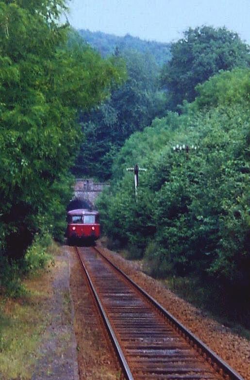 Schienenbus am Sdportal des Hasselborner Tunnels - vom Haltpunkt Jgerhaus aus gesehen, 1. Hlfte der 1980iger Jahre.