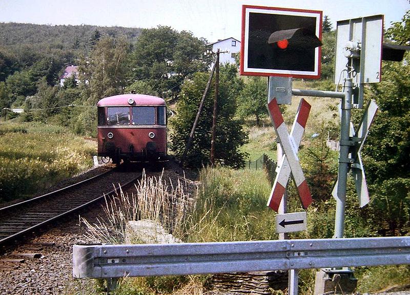 Schienenbus aus Grvenwiesbach vor Einfahrt in Hasselborn, 1. Hlfte der 1980iger Jahre.