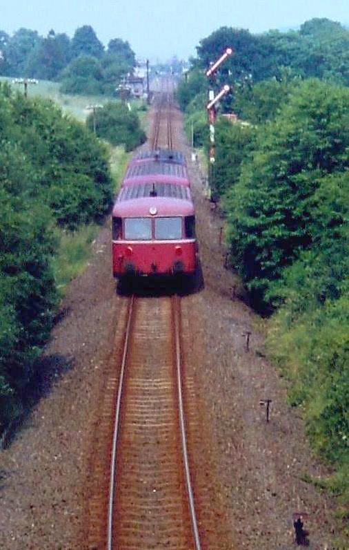 Schienenbus aus Wetzlar bei Einfahrt in Grvenwiesbach, 1. Hlfte der 1980iger Jahre.