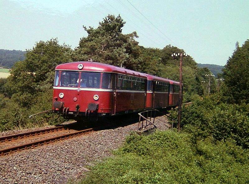 Schienenbus aus Wetzlar kommend - hier nach Durchfahrt des mchtigen Einschnittes am Pfaffenstein, 1. Hlfte der 1980iger Jahre.