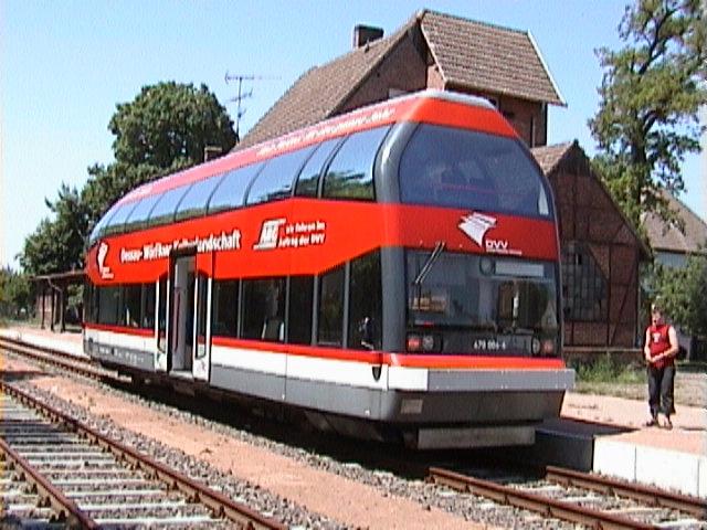 Schienenbus der Dessau-Whrlitzer Eisenbahn Gesellschaft an der gleichnamigen Bahnstrecke Dessau-Whrlitz, aufgenommen am 29.05.2003.