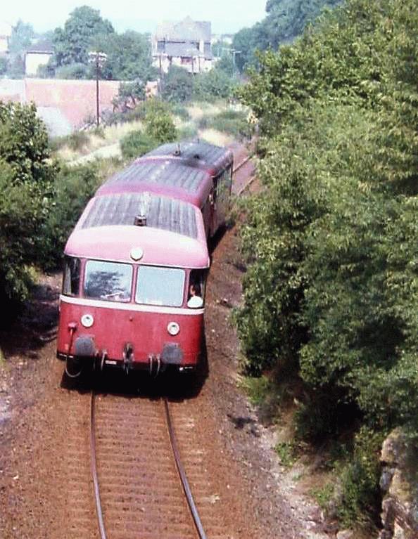 Schienenbus von Hundstadt kommend - im Hintergrund ist noch deutlich der Bahnhof Hundstadt erkennbar, 1. Hlfte der 1980iger Jahre.