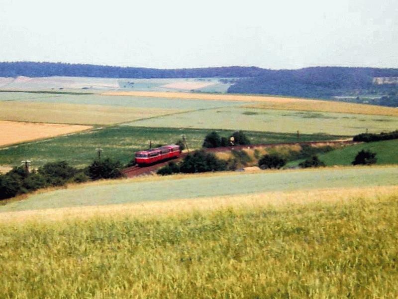 Schienenbus und Streckenverlauf am Vorsignal von Grvenwiesbach, 1. Hlfte der 1980iger Jahre.