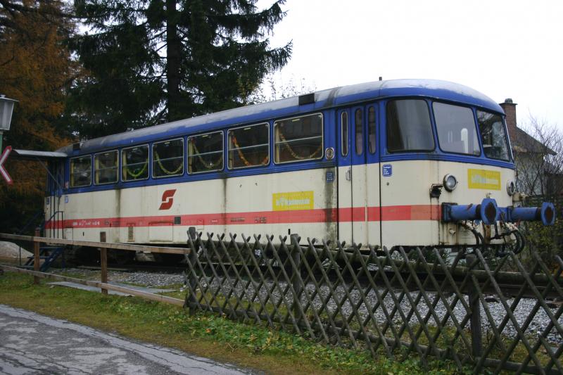 Schienenbusbeiwagen 7047 002-6 abgestellt als Gaststtte auf der der Passhhe des Semmering. (6.11.2005)