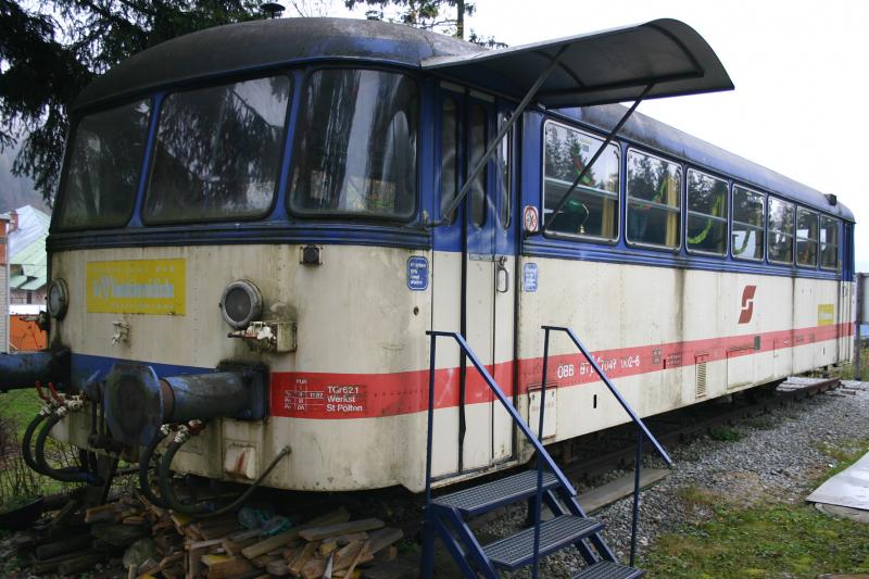 Schienenbusbeiwagen 7047 002-6 abgestellt als Gaststtte auf der Passhhe des Semmering. (6.11.2005)