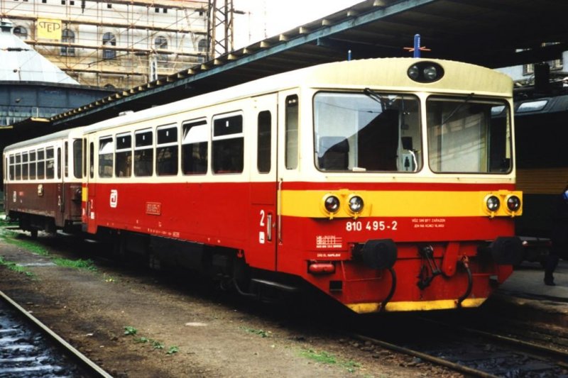 Schienenbusse 810 495-2 und 010 247-5 mit Zug Praha-Masarykovo-Rakovnik auf Bahnhof Praha-Masarykovo am 7-5-1995. Bild und scan: Date Jan de Vries. 