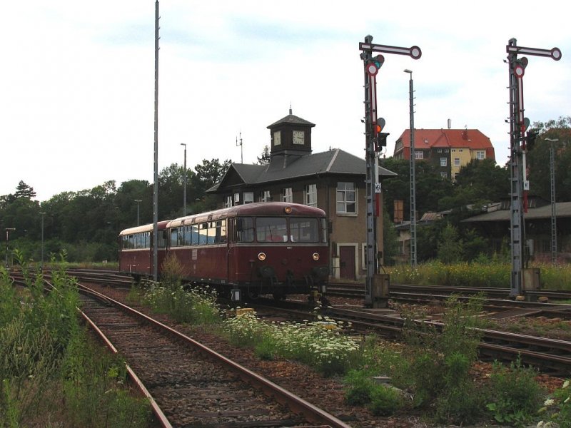 Schienenbusse der Schsisch-Bhmische Eisenbahngesellschaft (SBE) mit Zug SBE 83068 Seifhennersdorf-Zittau in Zittau am 12-7-2007.