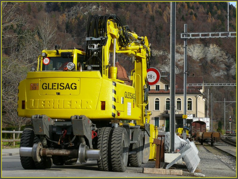 Schienengngiger Bagger der Firma Gleis AG mit verstellbarer Achse fr verschiedene Spurweiten in Malans. (22.11.2007)