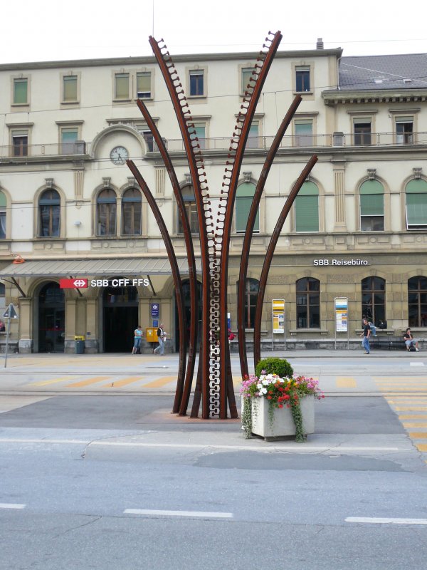 Schienenkunstwerk zum 100 jhrigen bestehen des Simplontunnels aus alten Schienen des Simplontunnels am 13.8.2007 auf dem Bahnhofvorplatz in Brig