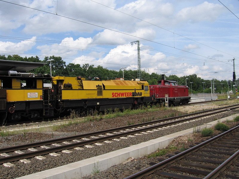 Schienenschleifzug LoLa wartet in Frankfurt am Main-Stadion auf die Fahrtfreigabe nach Frankfurt am Main Abzweig Forsthaus. Am Ks Signal erscheint dann  F .