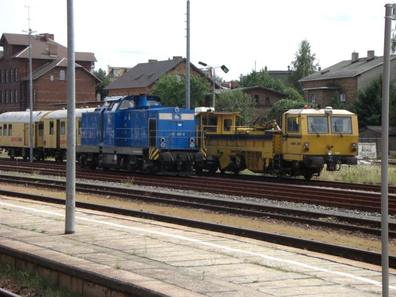 Schienenschleifzug SBM 250 abgestellt in Weiwasser neben der Press 293 021-6 am 13.08.2008
