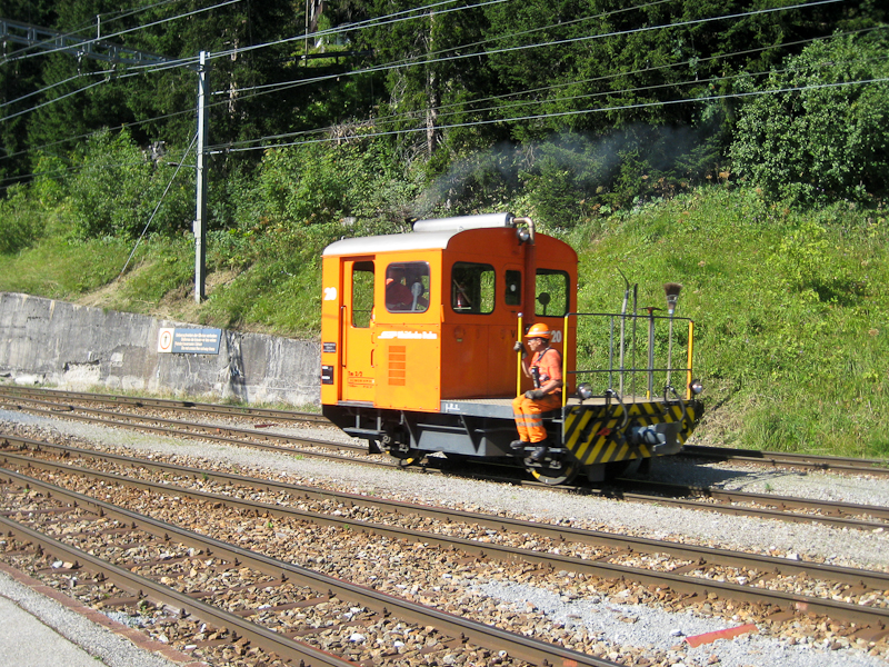 Schienentraktor (Tm 2/2) whrend einer Rangierfahrt in Arosa, 19. August 2009.