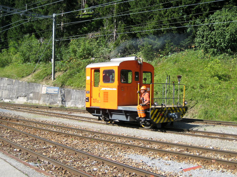 Schienentraktor (Tm 2/2) whrend einer Rangierfahrt in Arosa, 19. August 2009.