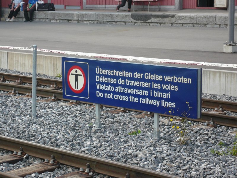 Schild im bahnhof Brienz