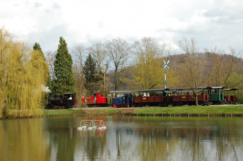 Schinznacher Baumschul Bahn 2 Dieselloks und Dampflok treffen sich am  See .