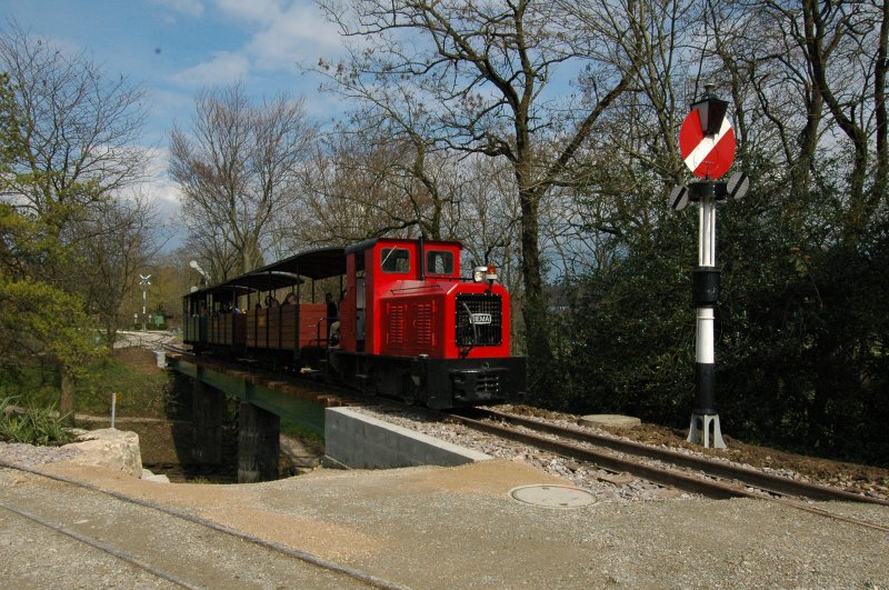 Schinznacher Baumschul Bahn Diema Diesellok befhrt die neue  kleine  Brcke.