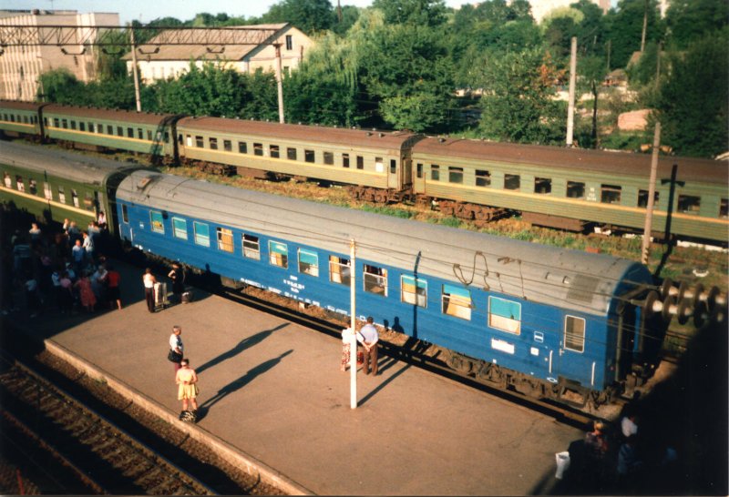 Schlafwagen im Bahnhof Winnyzja (Вінниця) am 22.07.1995. Foto und scan: W. Kastschenko