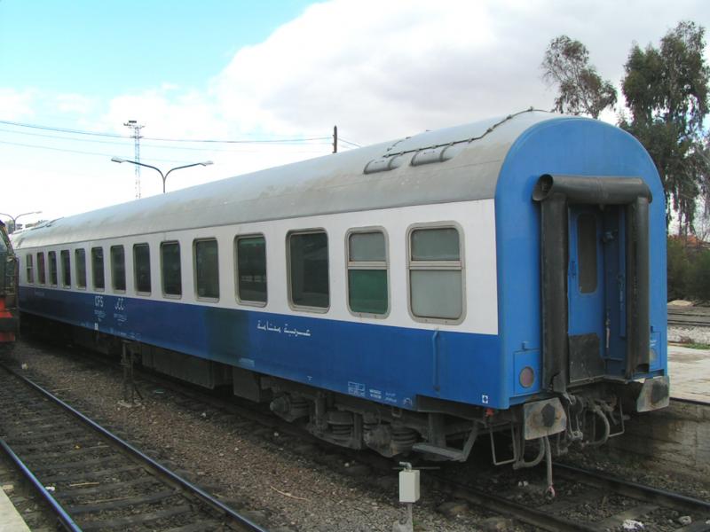Schlafwagen der CFS in Damaskus. Die Schlafwagen sind alle in einem sehr guten Zustand. Sie werden auf den Routen zwischen Damaskus- Aleppo- Al-Qamishli eingesetz und sind sehr zu empfehlen. Gebaut wurden diese Waggons von VEB Waggongbau Bautzen. (Damaskus am 10.03.2006)