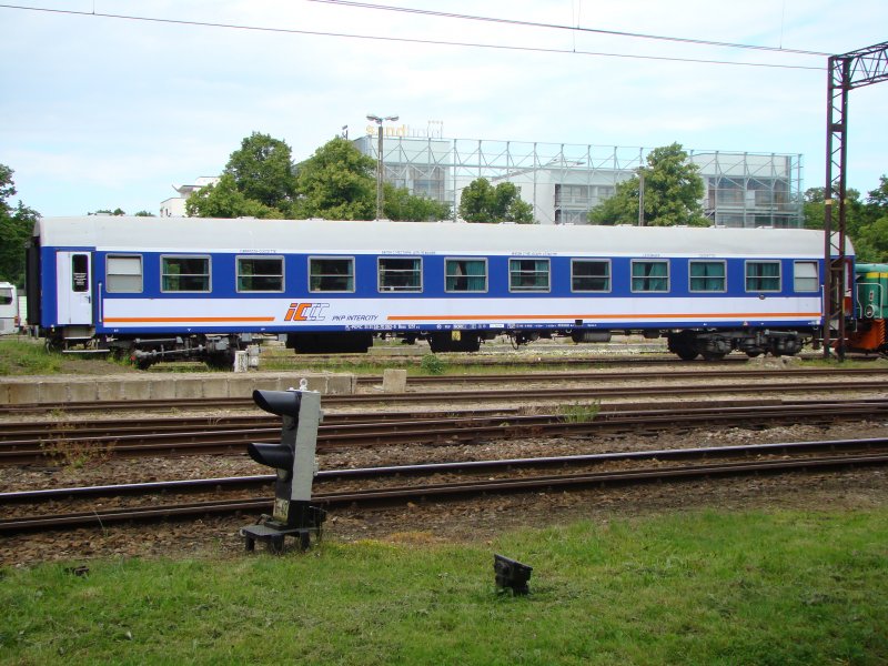 Schlafwagen PL-PKPIC 515159-70082-9 Bcou1251
abgestellt am 20.06.2009 im Bahnhof in Kolobrzeg
vermutlich lag eine Panne vor, da an mehreren Tagen
Bahndienstpersonal drumherum schwirrte.
