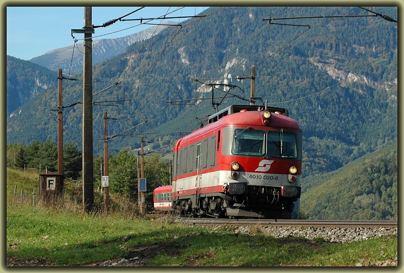 Schlangenlienie die 2te. IC 559  Stadt Bruck an der Mur  schl�ngelt sich die Semmering Nordrampe im Bereich Apfelwiese hoch. Im Normalfall sind diese Z�ge immer mit dem Steuerwagen voraus von Wien nach Graz unterwegs. Warum dies am 8.10.2006 nicht so war........?