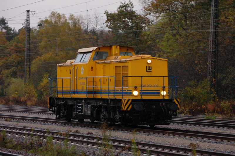 Schlechtes Wetter ist kein Grund, nicht zgig unterwegs zu sein. LW 203.002 (Leonhard Weiss) bei einer berfhrungsfahrt auf der KBS 980 Richtung Ulm und weiter Richtung Gppingen. Aufgenommen am 16. Oktober 2008. 