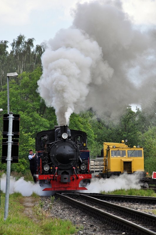 Schlepptenderlok  Aquarius C.  beim umsetzen an den Zug nach Lauterbach/Mole als Schlulok im Bf Putbus, um ihn spter als Zuglok wieder nach Putbus zurck zu bringen am 16.07.09