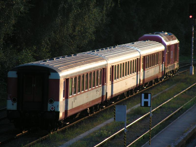 Schlierenwagengruppe mit 2016 062-8 in der Abendsonne des 5.August 2005 am Bhf. Ried i.I.