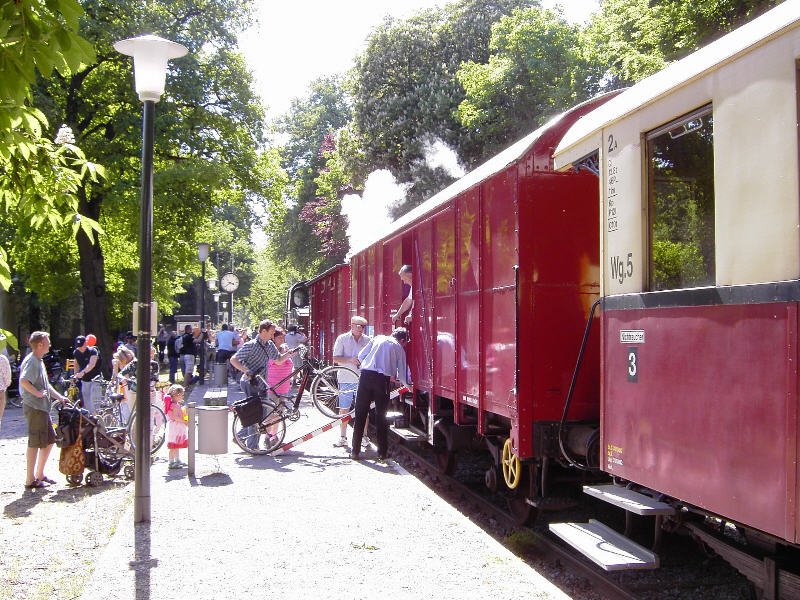  Schluff -Fahrrad-Verladung am H�lser Berg: Im Vordergrund Wg. 9842, Bj. 1929, L�P 12,1 m. Im Hintergrund Wg. 9836, Bj. 1892(!), L�P 9,2 m. Der H�lser Berg bietet sich f�r Fahrrad-Touren besonders an, denn gekennzeichnete Wege durchziehen hier ein sehr sch�nes St�ck flaches(!), niederrheinisches Land.