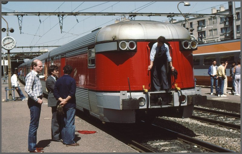 Schlusswagen des Catalan-Talgo in Valence, bereit zum ankuppeln der BB 7281. (Archiv 04/84)
