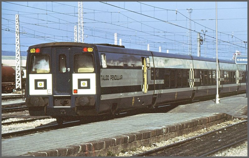 Schlusswagen eines Talgo Pendular in Cordoba. (Archiv 03/83)
