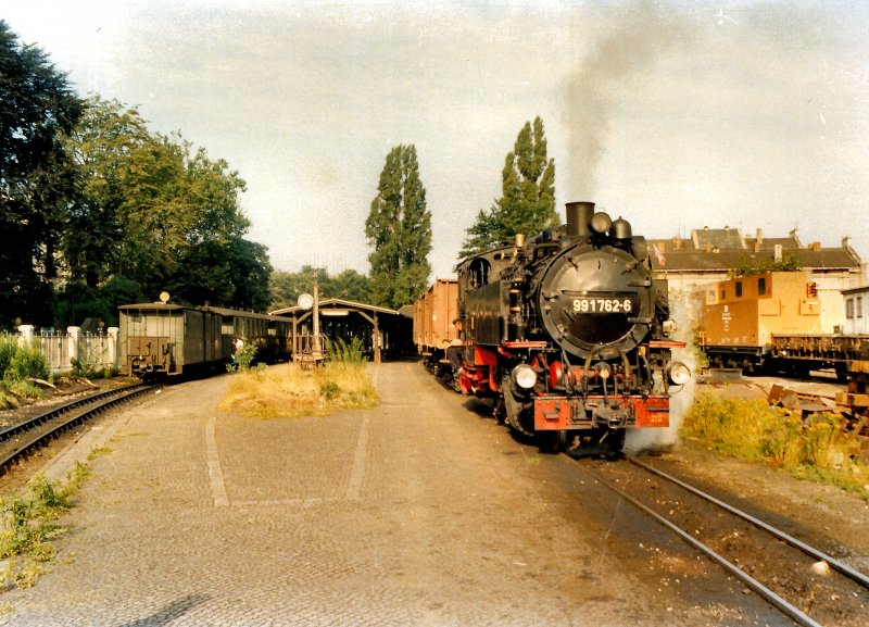 Schmalspirlok BR 99 vor Gterzug nach Zittau-Sd, hier um 1985 in Zittau. ORWO-Foto