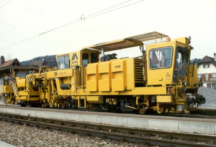 Schmalspur Baumaschien MATISA B 40 C bei der BTI im Bahnhof von Brttelen Mrz 1990