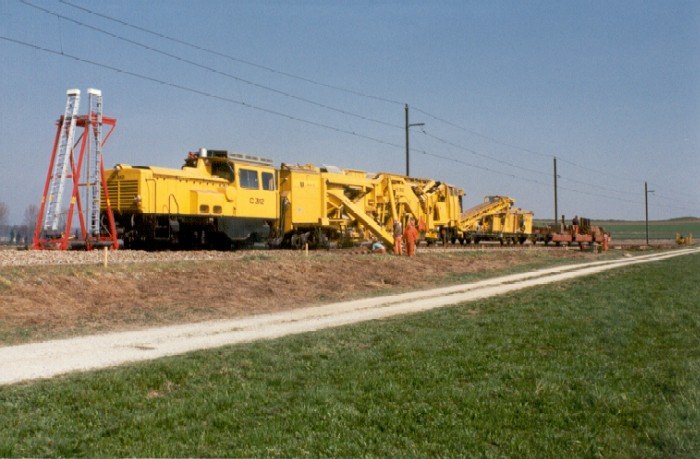 Schmalspur Bauzug Schotterreinigungs Maschine C 312   Igis   im einsatz bei der BTI zwischen Brttelen und Finsterhennen im Mrz 1990