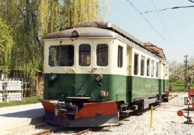 Schmalspur Triebwagen BDe 4/4 2 der BAM = Bire - Apples - Morges.. im Bahnhofsareal von Bire im Mai 1990