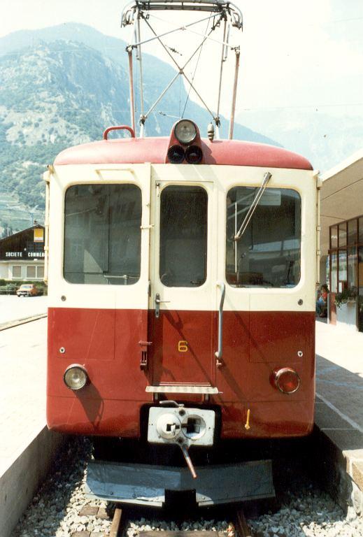 Schmalspur Zahnrad Triebwagen der MC = Martigny - Chateard .. BDeh 4/4  6 im Bahnhof von Martigny im Okt 1984