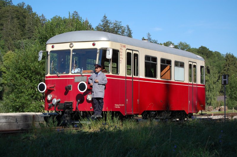 Schmalspurbahnromantik - Ein Dieseltriebwagen der H�rtsfeld Museumsbahn rangiert am 04.08.07 im Haltepunkt S�gm�hle.
