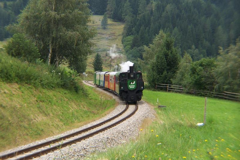 Schmalspurbahnromantik zwischen Mauterndorf-Tamsweg und Murau. Diese kleine Maschine lief wie ein Schweizer Uhrwerk und selbst bei starkem Regen auf Steigungen hatte sie mit dieser Fuhre keinerlei Schwierigkeiten. Diese Tour ist ein Erlebnis in jeder Hinsicht. Krnten 2005