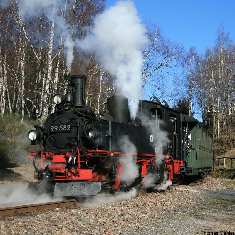 Schmalspurdampf im Erzgebirge: 99 582 ist mit ihrem Zug am 18.02.07 zwischen Sttzengrn/Neulehn und Sttzengrn/Brstenfabrik unterwegs.
