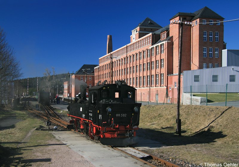 Schmalspurdampf im Erzgebirge: 99 582 setzt vor der Kulisse der Brstenfabrik am 18.02.07 in Stzengrn an das andere Zugende um.